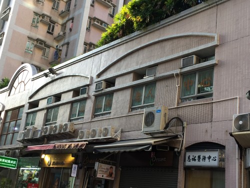 中心位於一大下的商場之內