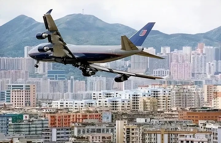 在啟德機場仍在時，飛機與附近民居非常接近，算是香港其中一個特色。 (圖片來源﹕互聯網)