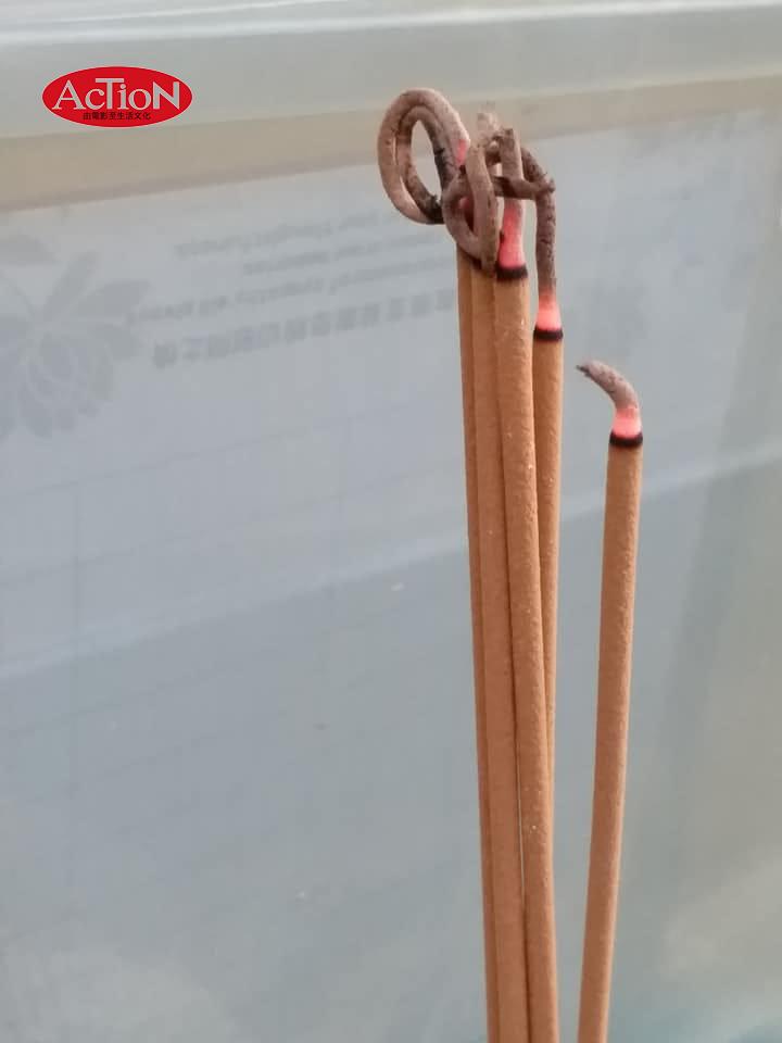 點香產生的煙,猶如上網用的數據,用來連接天地人三界。 (照片由Wendy 提供)