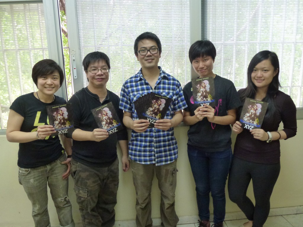 《XYZ》節目統籌黎安之(左一)、導演阿RAY(中) 及DSM、ASM.