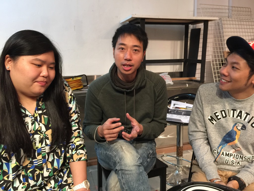 三位創作演員將日常社會現象在舞台上與大家分享