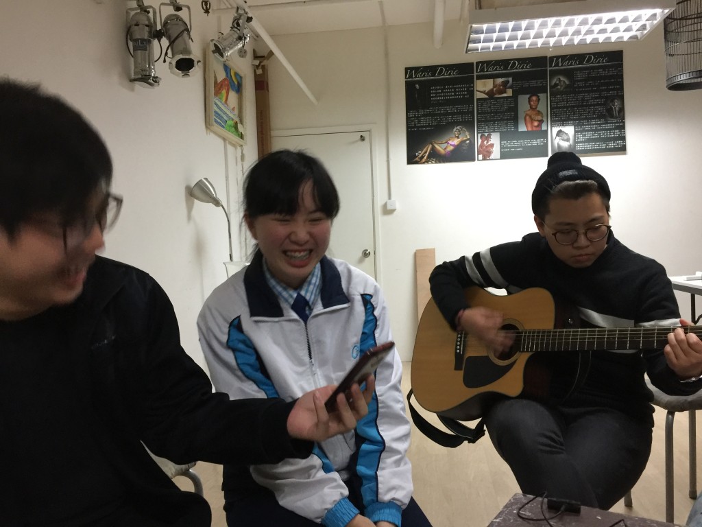 兩位演員及作曲者，即場演唱主題曲