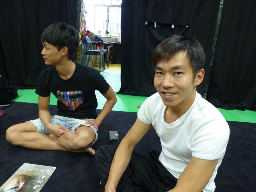 (右)來自台灣的蔡之崴師父有深厚中國京劇底子。(左)身兼演員子執行導演唐曉楓。