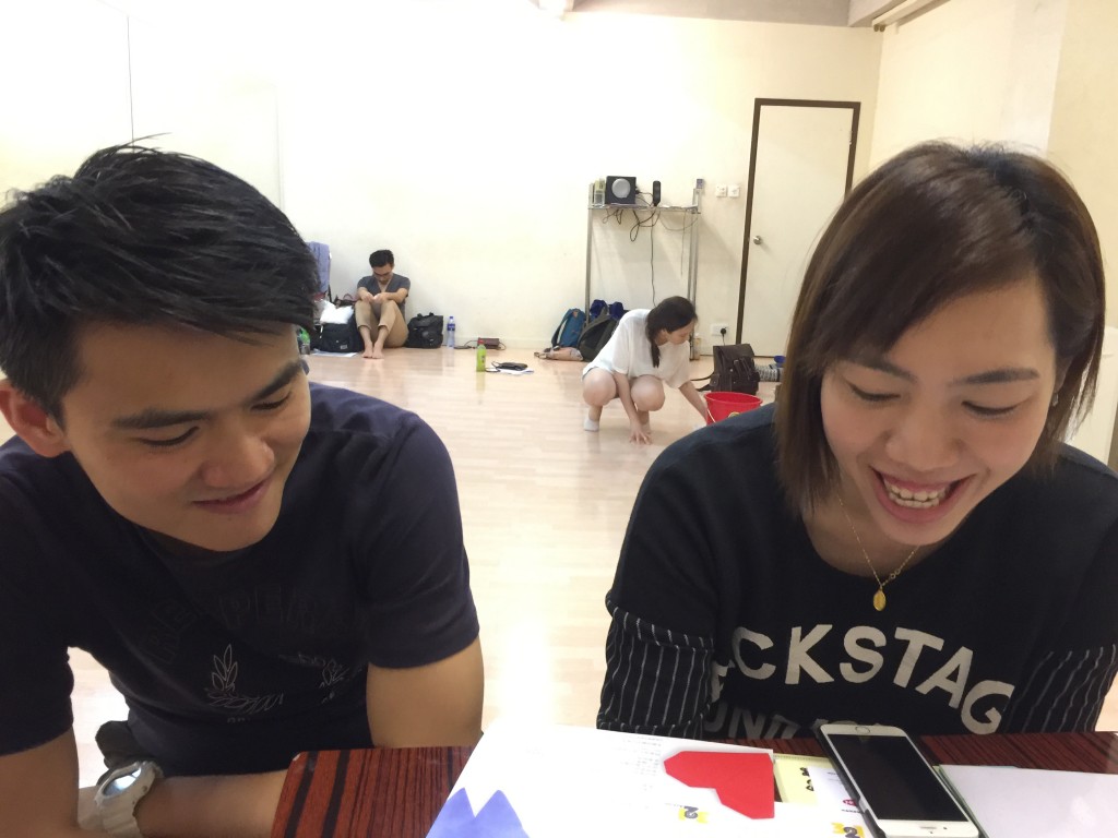 (右)劇團負責人陳苡欣