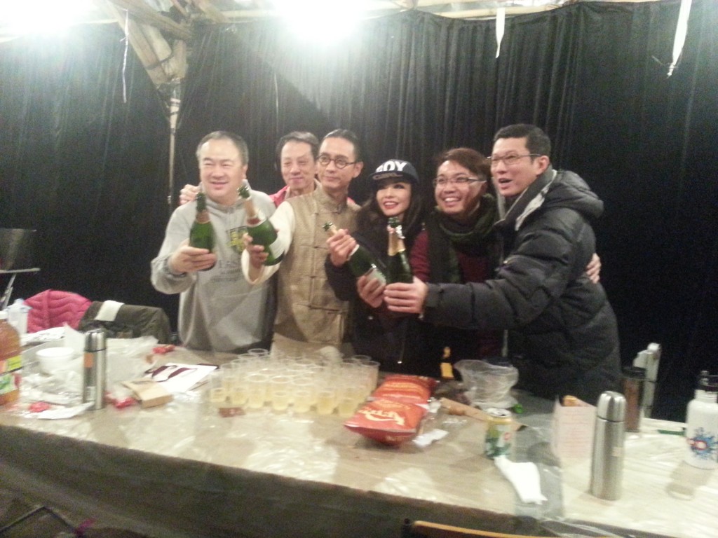 宣佈《十三郎》演出了111場後，隨即一眾台前幕後在戲棚後台舉行慶祝會