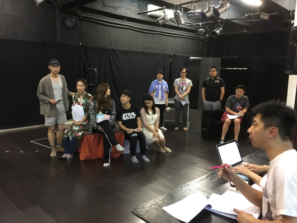 導演CHRALES左向演員講解劇情