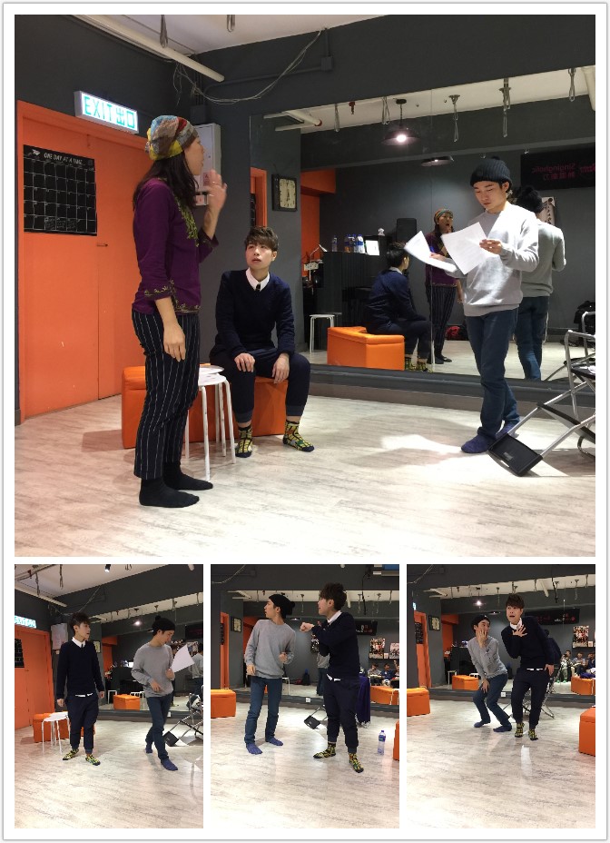 導演在教導兩位演員排戲