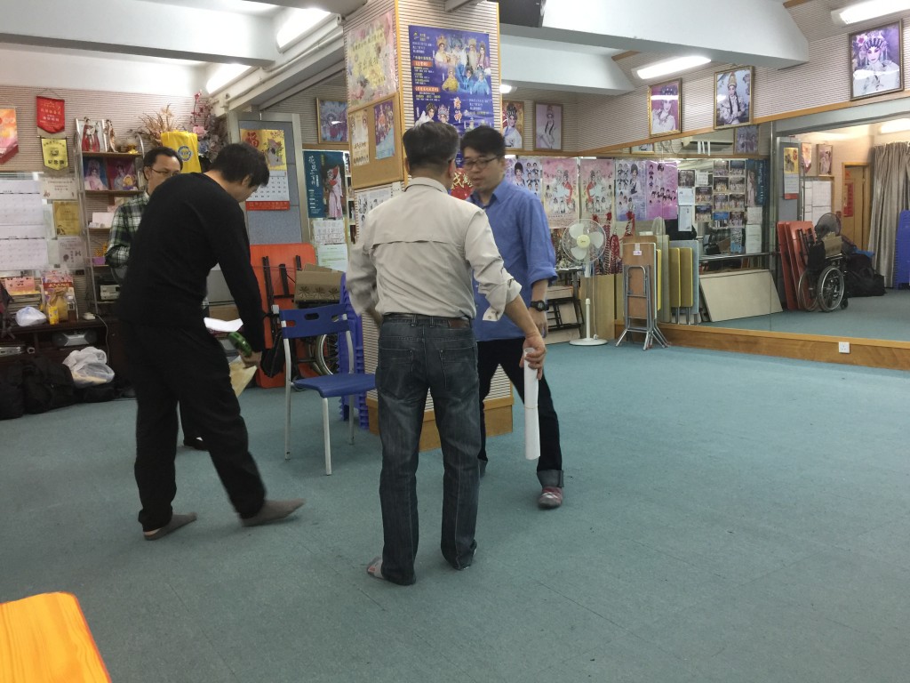 導演正在與工作人員研究場景處理