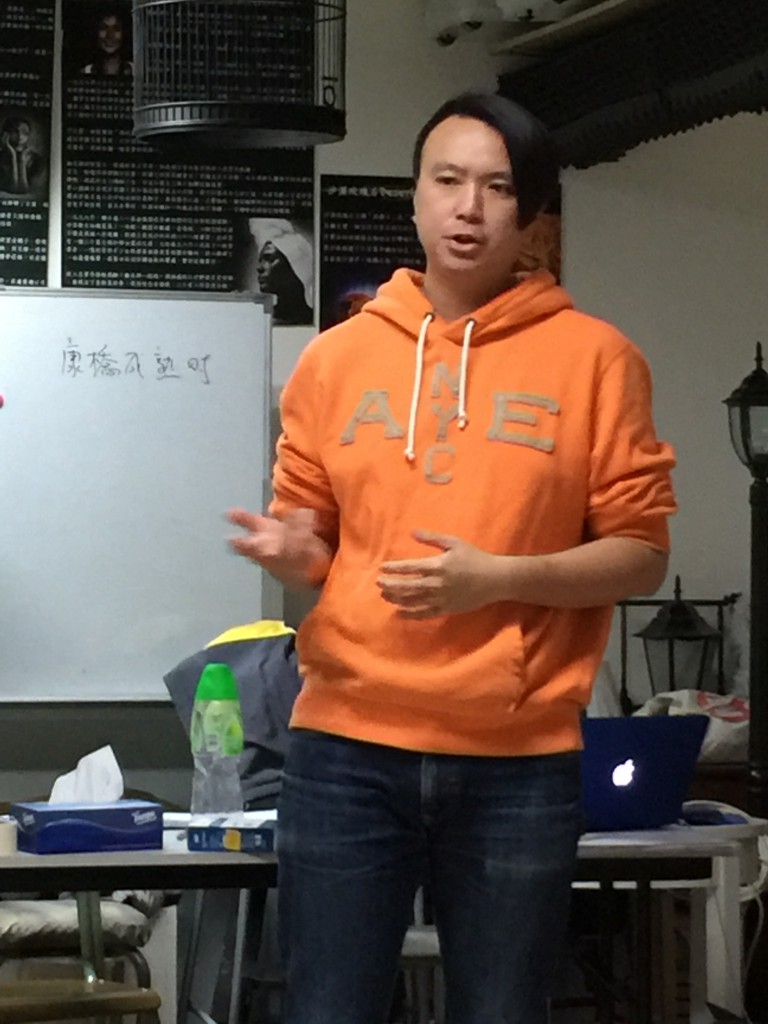 導演陳焯威非常用心的向演員拍導