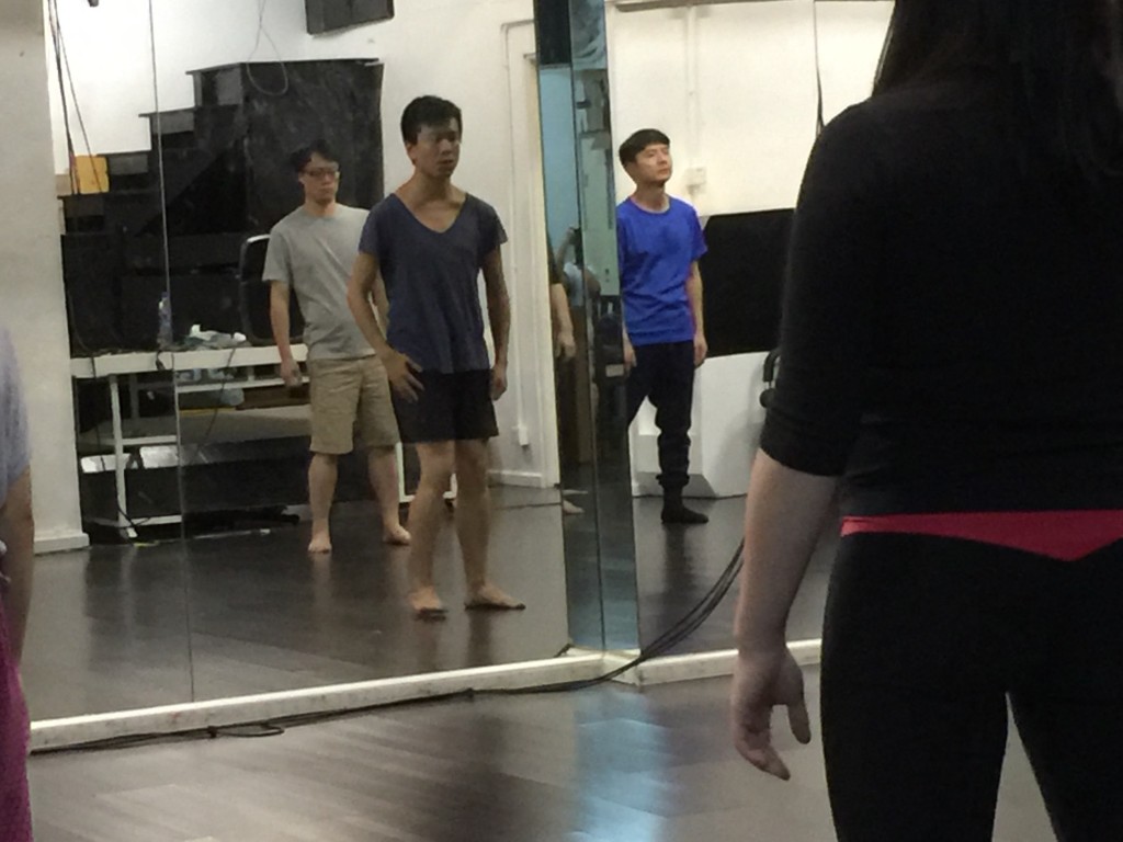 歌唱及形體指導BILLY在教授形體