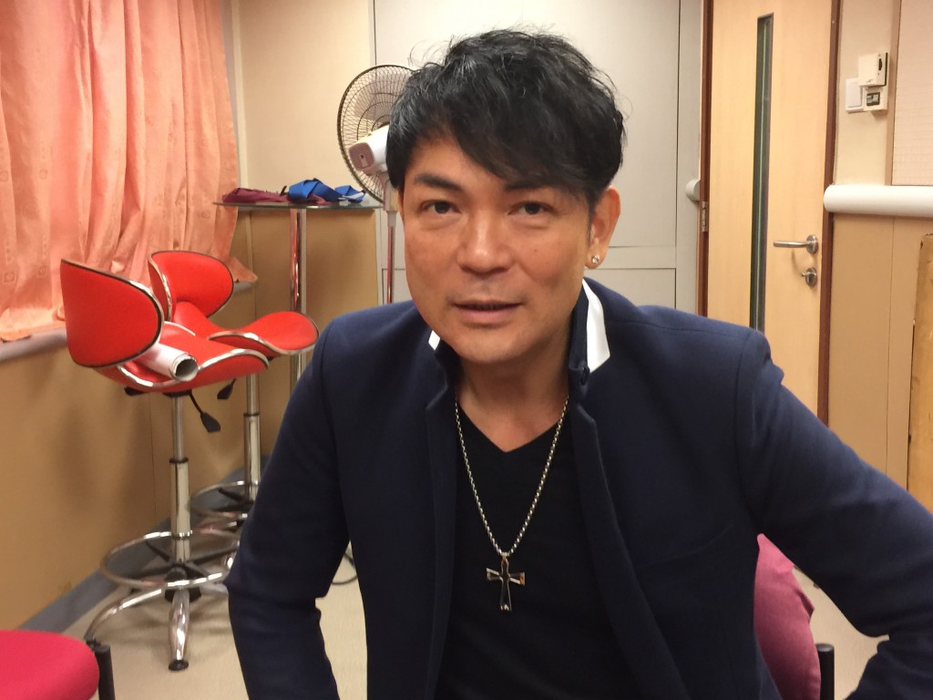 此劇算是區偉麟的第一個舞台劇演出