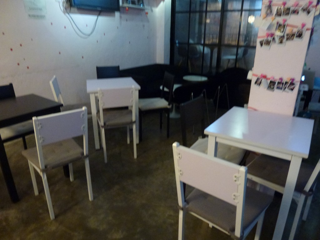 演出的CAFE面積不大，觀眾與演員極近距離，亦可互動