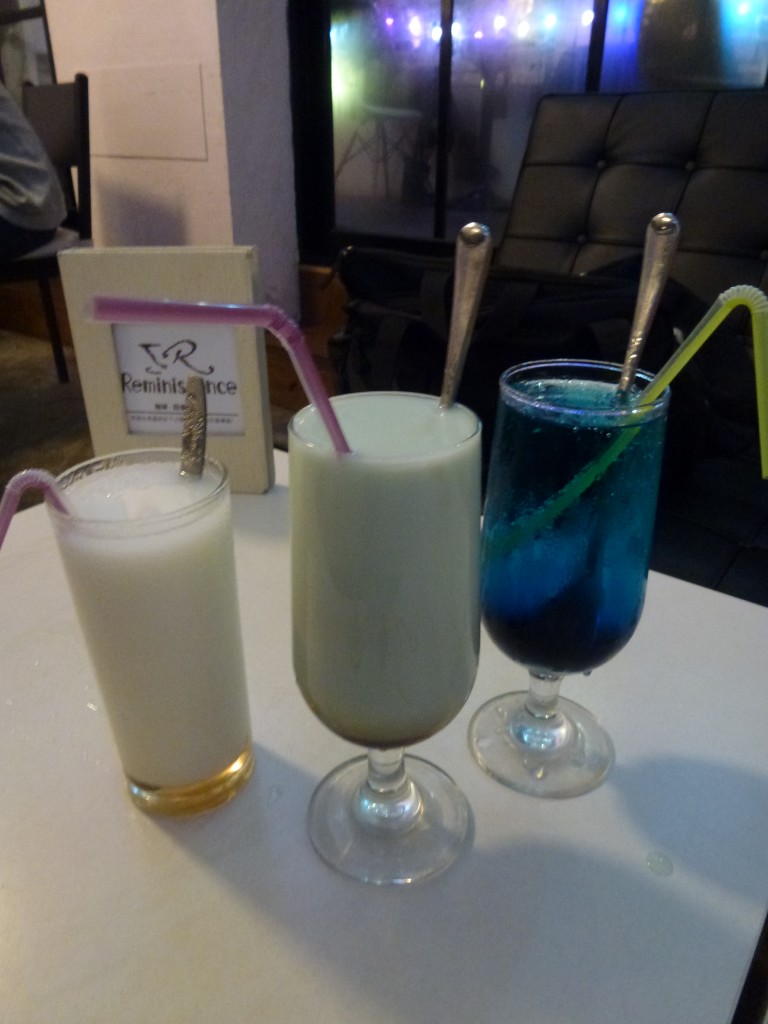 為了配合劇本概念，導演與CAFE合作調校「翠、藍、雪」為主題的飲品及入場觀眾。