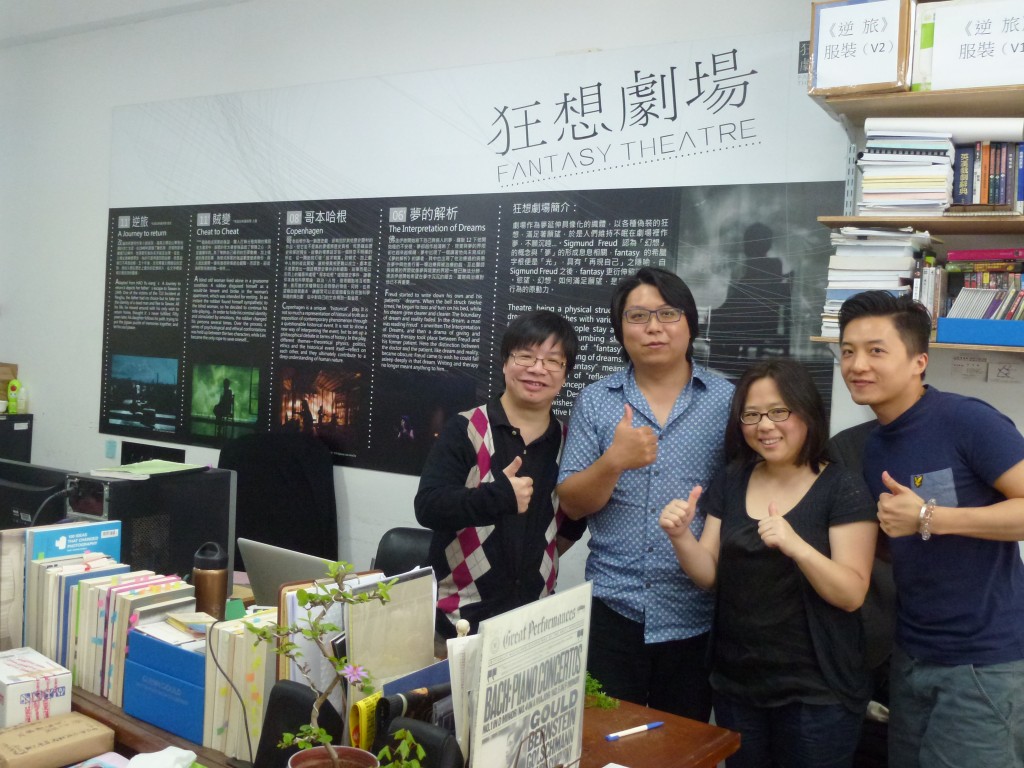經朋友俊伸(右)介紹下，認識了「狂想劇場」的創團人廖俊凱及製作人曾瑞蘭