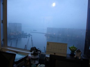 可以看到海景的工作室，這個下午有點霧~