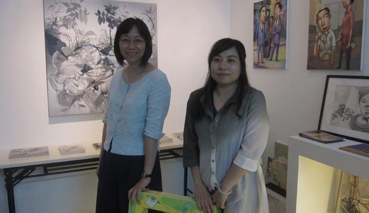 左起﹕「豐子愷兒童圖畫書獎」的顧問霍玉英博士與來自西安,身兼兒童圖畫書插畫家、編緝與策劃的黃麗。