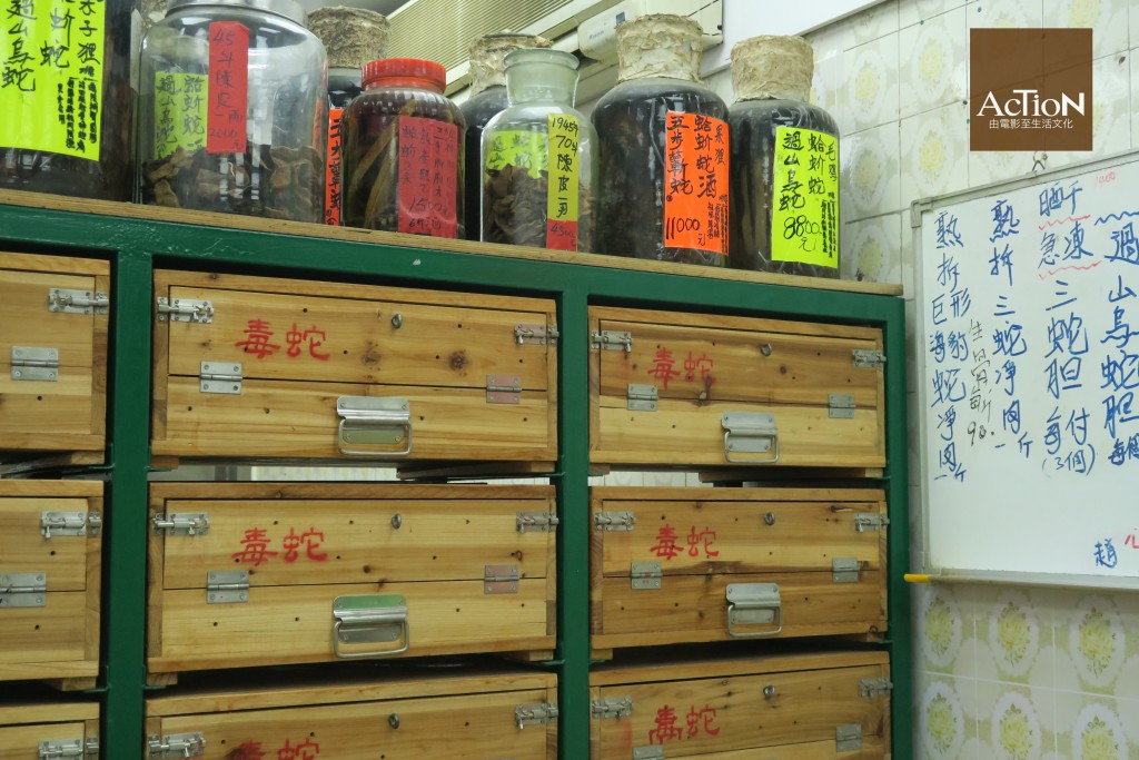 櫃內真的全是毒蛇嗎?