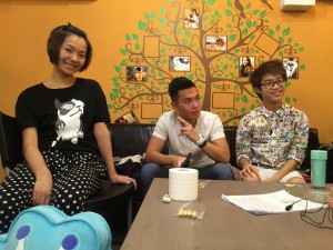 外型俊朗的KENNETH (中)與角色的外型脗合，而BURTON自言角色跟自己完全不同(左)。