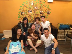 後排左起：ATHINA、BURTON、萬子。前排左起：珈顯、KENNETH。